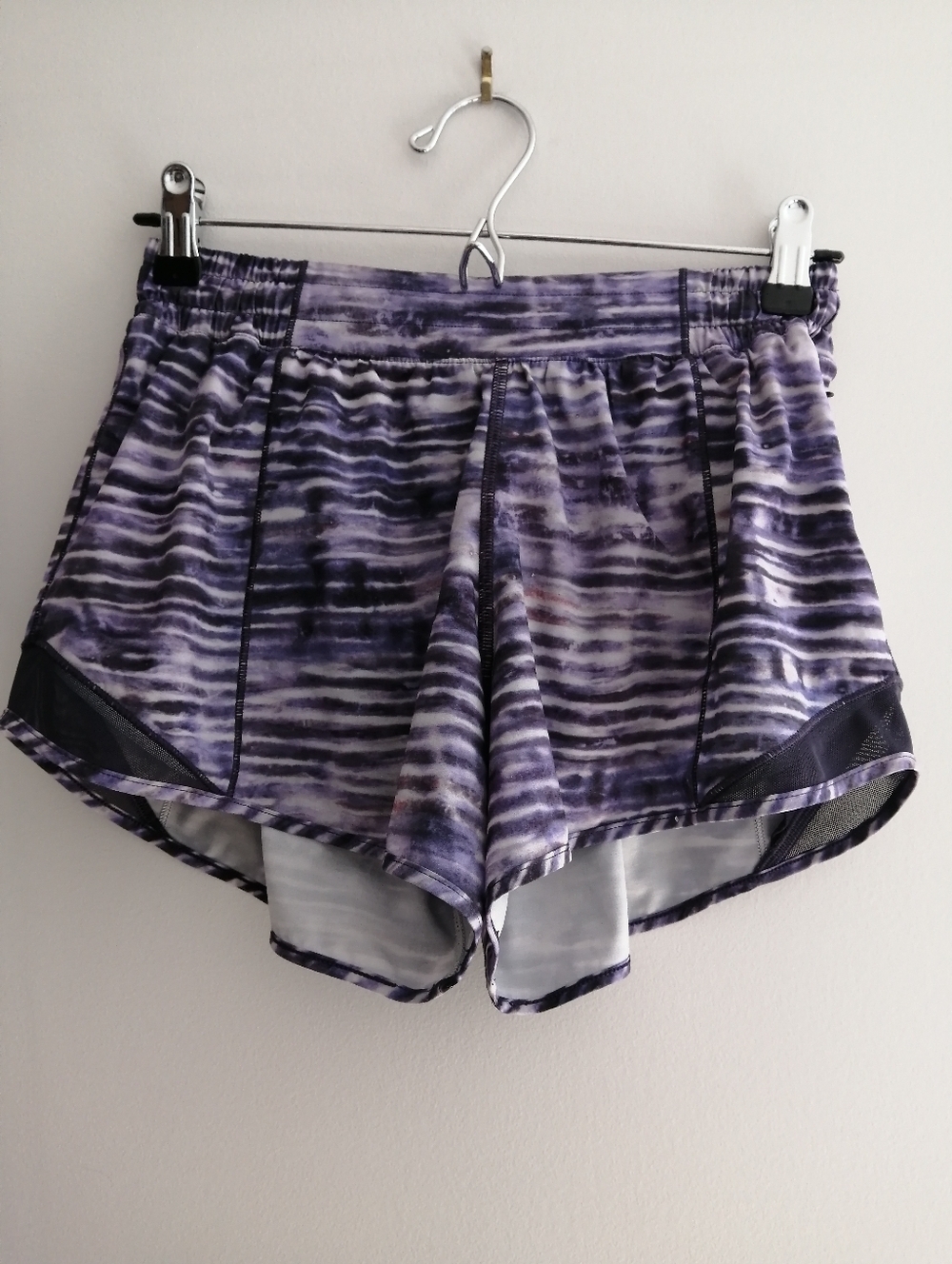 Lululemon Hotty Hot Shorts 4" Black Grape Purple Size 6 TALL